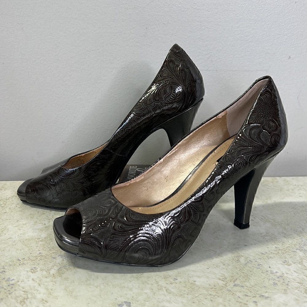 Alex Marie Flower Embossed Pumps 7.5 - Picture 4 of 9